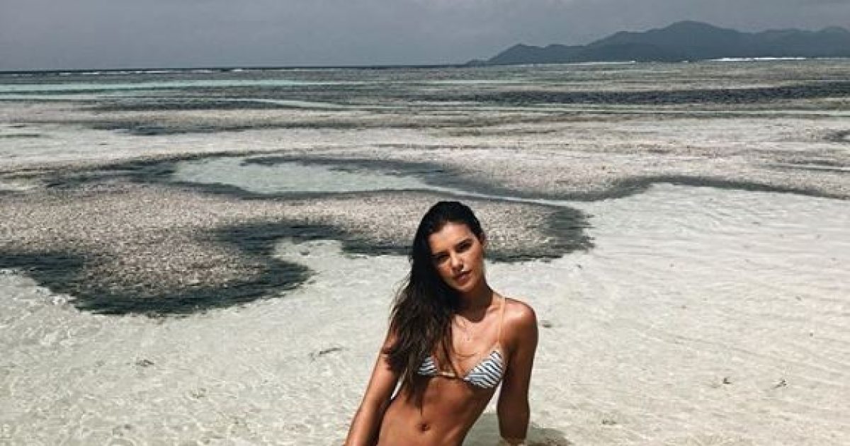 Mariana desejou bom dia para os seus fãs com uma foto em que exibe as curvas a bordo de um biquíni em um cenário paradisíaco (Foto: Reprodução Instagram)