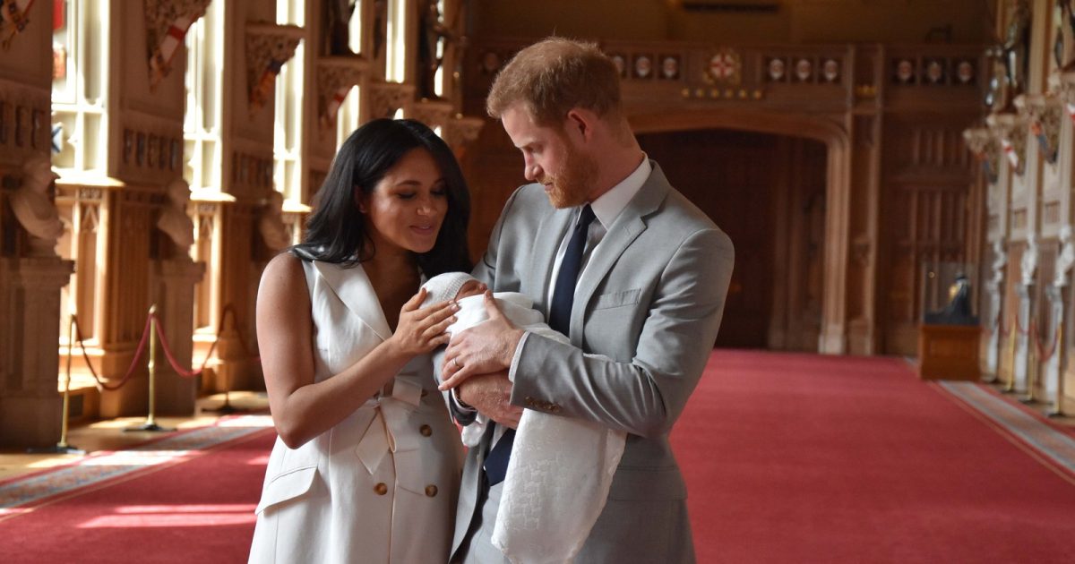 O nome foi anunciado nesta quarta-feira (8) no Instagram do casal, horas depois de o bebê ter sido apresentado ao mundo no Castelo de Windsor.  (Foto: Reprodução/Instagram)
