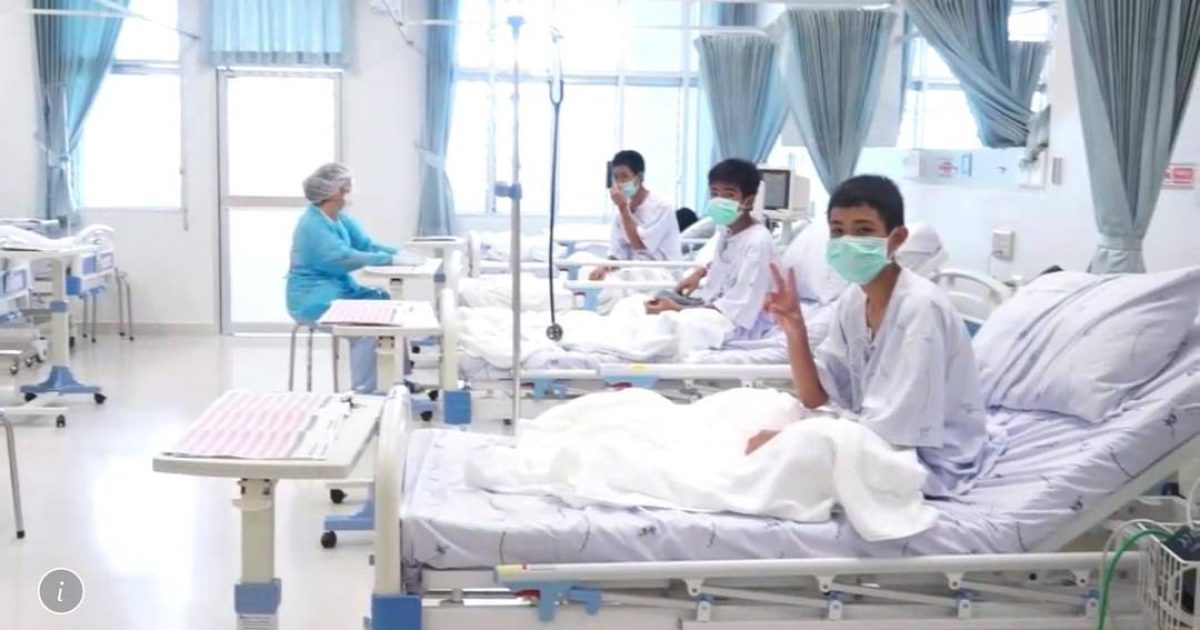 Meninos resgatados da caverna se recuperam no hospital de Chiang Rai, na Tailândia, em imagem divulgada nesta quarta pelo governo local (Foto: Governo da Tailândia via AP)