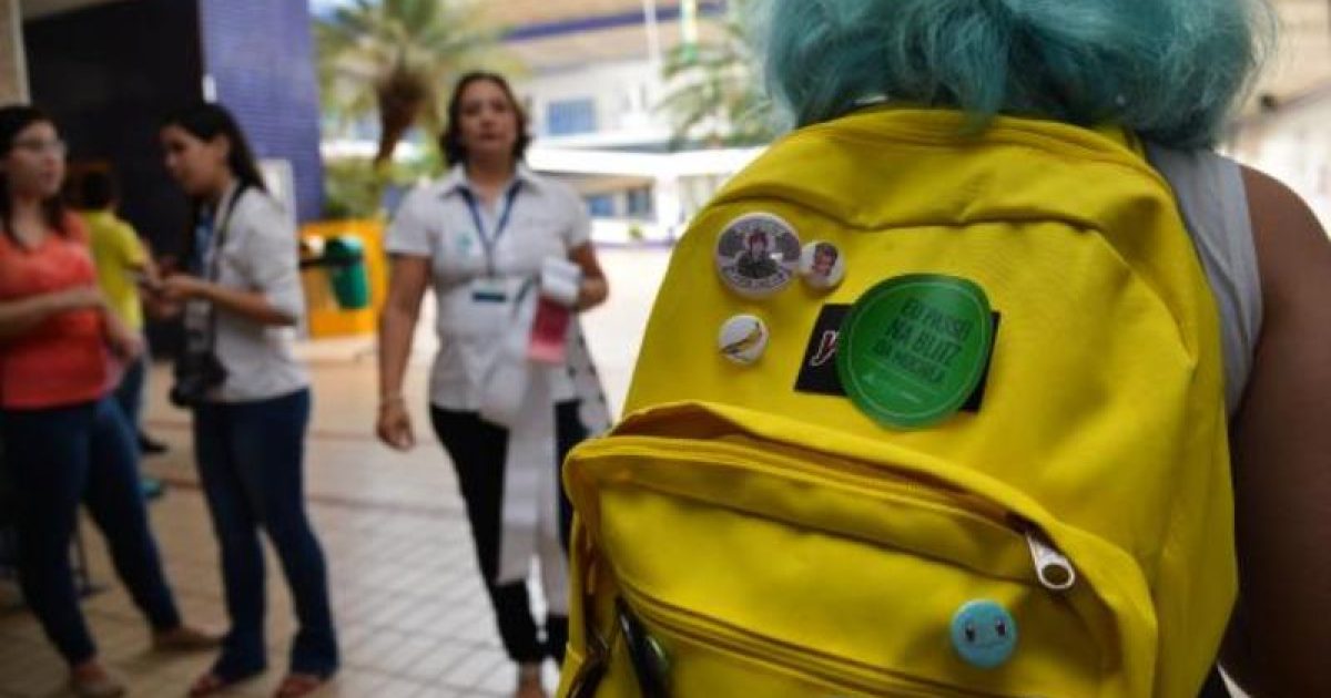 Peso da mochila não deve ultrapassar 10% do peso das crianças e adolescentes. Foto: Marcello Casal Jr/Agência Brasil