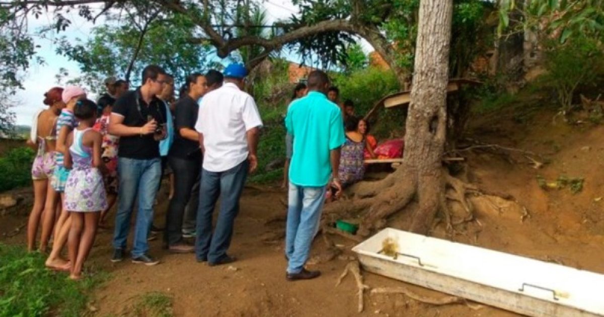 Garota foi encontrada em frente à própria residência por familiares.  (Foto: Vermelhinho da Bahia)