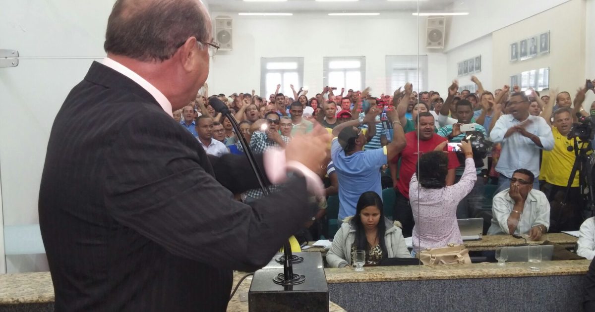 Motoristas protestam durante discurso do vereador José Carneiro Rocha, líder do governo na Casa. Foto: Franklin Dorea