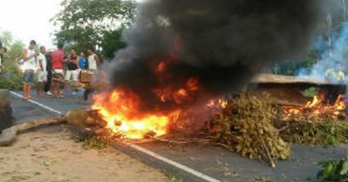 Manifestantes reivindicam instalação de quebra-molas no local. (Foto: Samile Macedo/Site:Voz da Bahia)