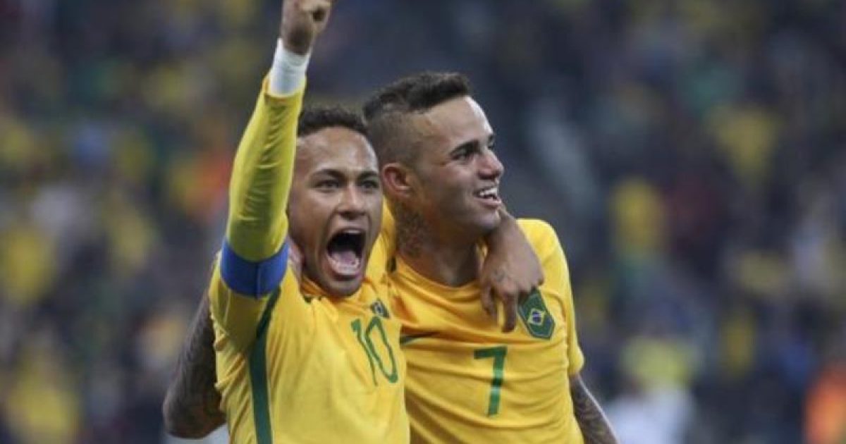 Neymar e Luan comemoram gol na vitória contra a Colômbia (Foto: Reuters/Paulo Withaker/Reprodução/Agência Brasil)