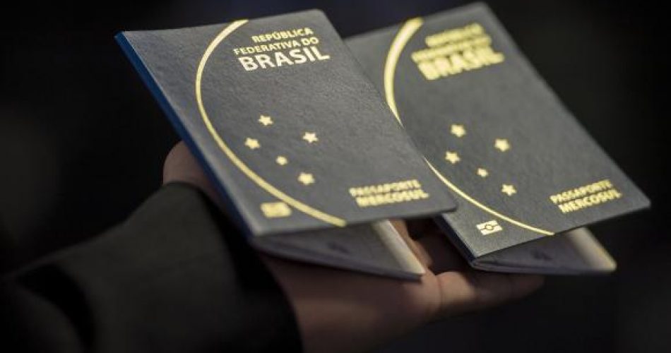 O novo passaporte comum eletrônico brasileiro passou a ser emitido na última segunda-feira (6) e terá prazo de validade de 10 anos. Foto: Marcelo Camargo/Agência Brasil