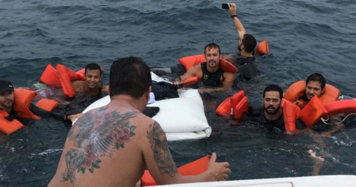 Ocupantes da lancha foram socorridos por outra embarcação que estava nas proximidades do acidente (Foto: Divulgação/Graer)