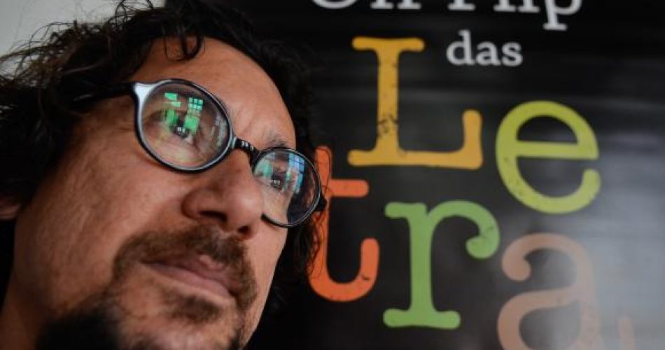 Flávio Araújo, escritor da editora Selo Off Flip, no primeiro dia da Flip - Festa Literária Internacional de Paraty. Foto: Tânia Rêgo/Agência Brasil
