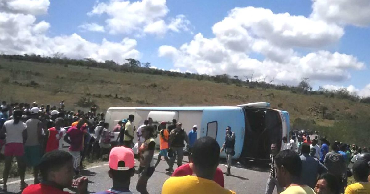 Ônibus tombou na região de Piritiba (Foto: Reprodução/Mídias Sociais)