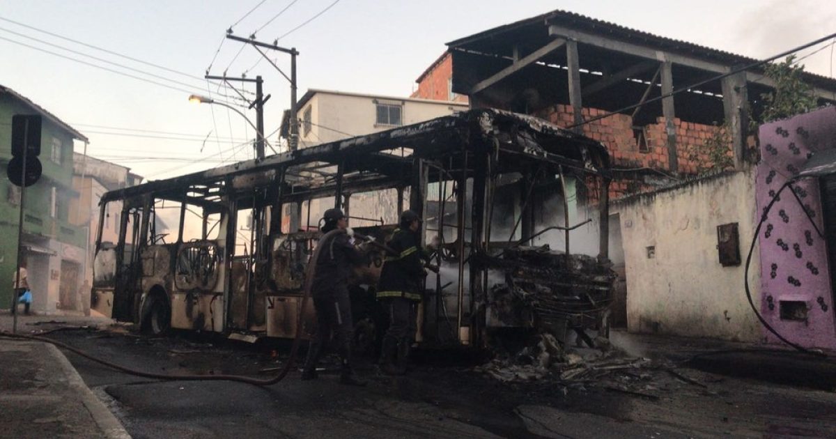 Ônibus foi queimado no bairro de Santa Cruz (Foto: Alan Tiago Alves/G1 Bahia)