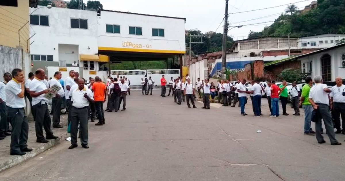 Rodoviários atrasaram saída de garagens na manhã desta terça-feira (Foto: Adriana Oliveira/TV Bahia)