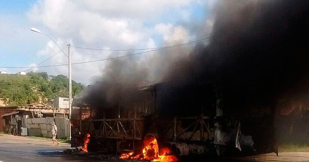 Ônibus foi incendiado na BA-528, no bairro de São Tomé de Paripe, em Salvador (Foto: Ricardo Ramos/ Arquivo Pessoal)