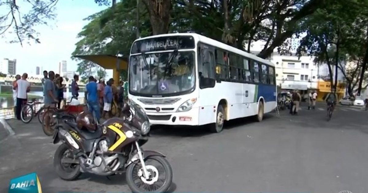 Crime ocorreu quando ônibus estava parado em um ponto na Avenida Beira Mar (Foto: Reprodução/ TV Bahia)