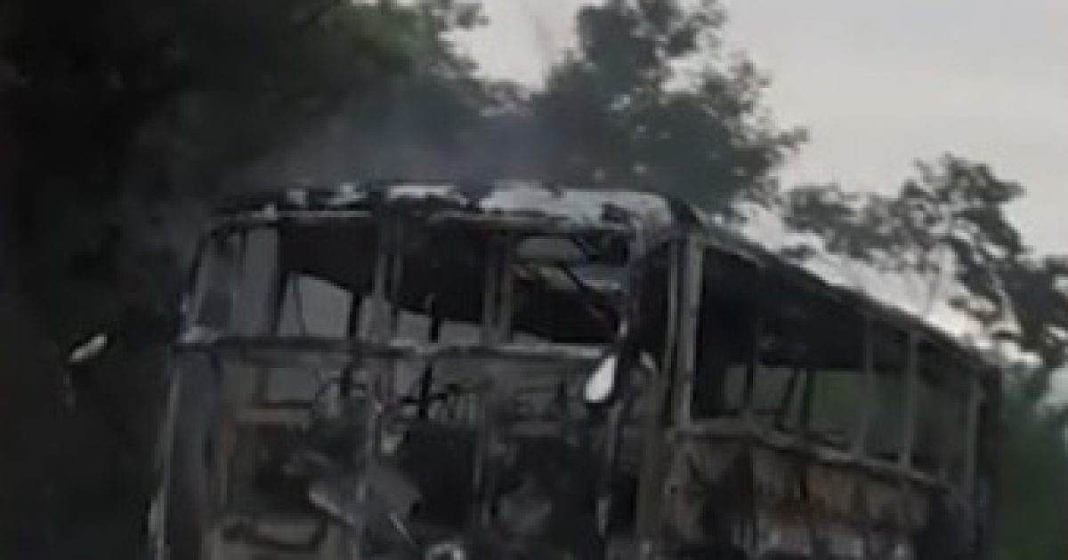 O ônibus ficou totalmente destruído com o incêndio. Ninguém ficou ferido (Foto: Reprodução / TV Oeste)