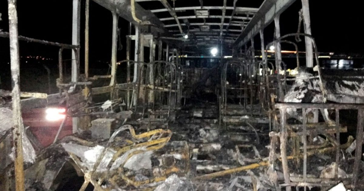 Interior do coletivo foi consumido pelas chamas (Foto: Divulgação/Grupo São João)