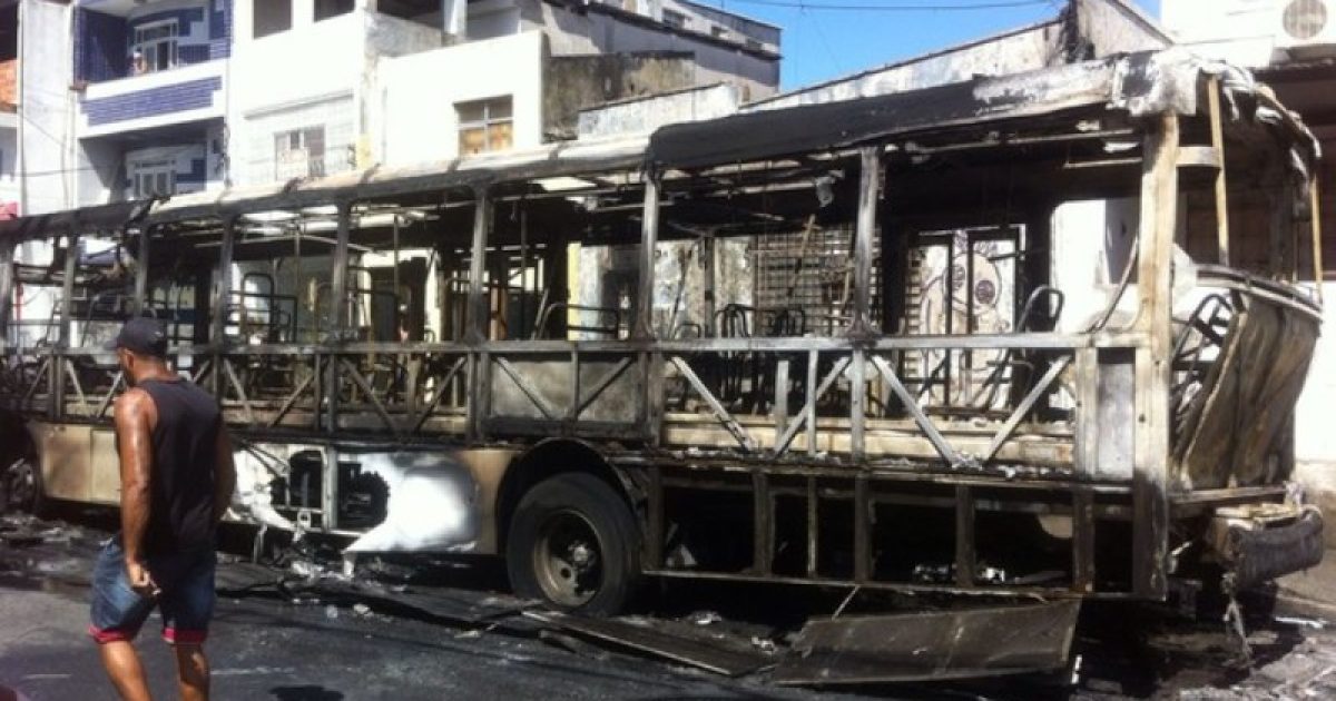 Ônibus é incendiado durante protesto no IAPI. (Foto: Dalton Soares/TV Bahia)