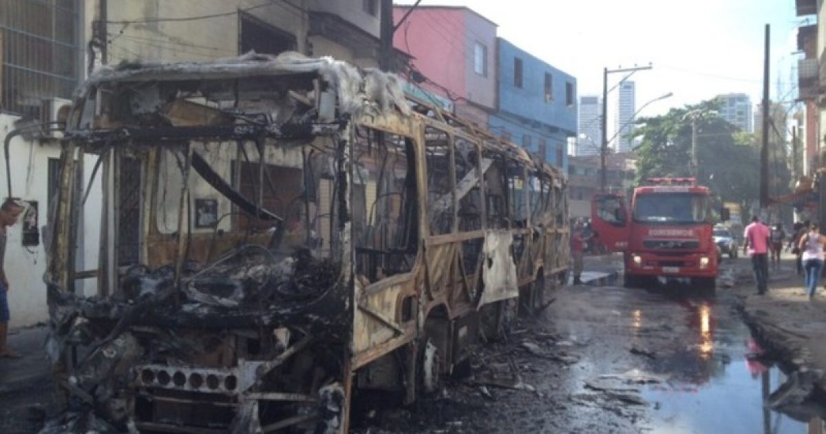 Ônibus queimado no Vale das Pedrinhas. Foto: German Maldonado/TV Bahia