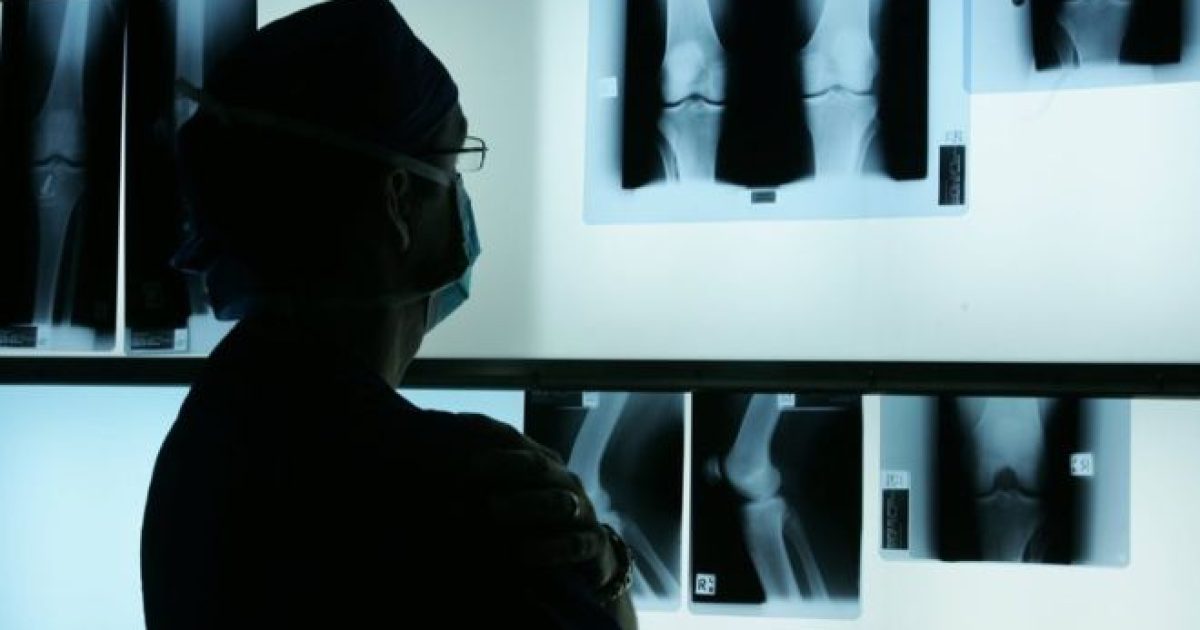 Os três principais sinais de um osso quebrado são dor, inchaço e deformidade (Foto: Getty Images)