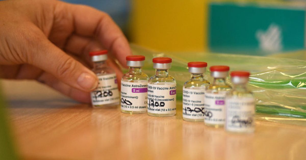 A Fiocruz e o Instituto Butantan esperam receber, no dia 8 de fevereiro, 15 milhões de doses da vacina Oxford/AstraZeneca Foto: Oli Scarff | AFP