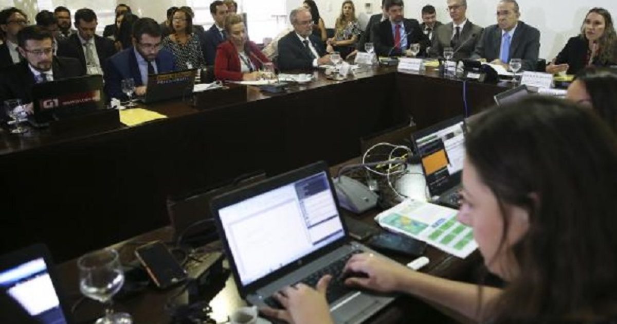 Ministro da Casa Civil, Eliseu Padilha, conversa com jornalistas no Palácio do Planalto (Foto: Antonio Cruz/Agência Brasil)