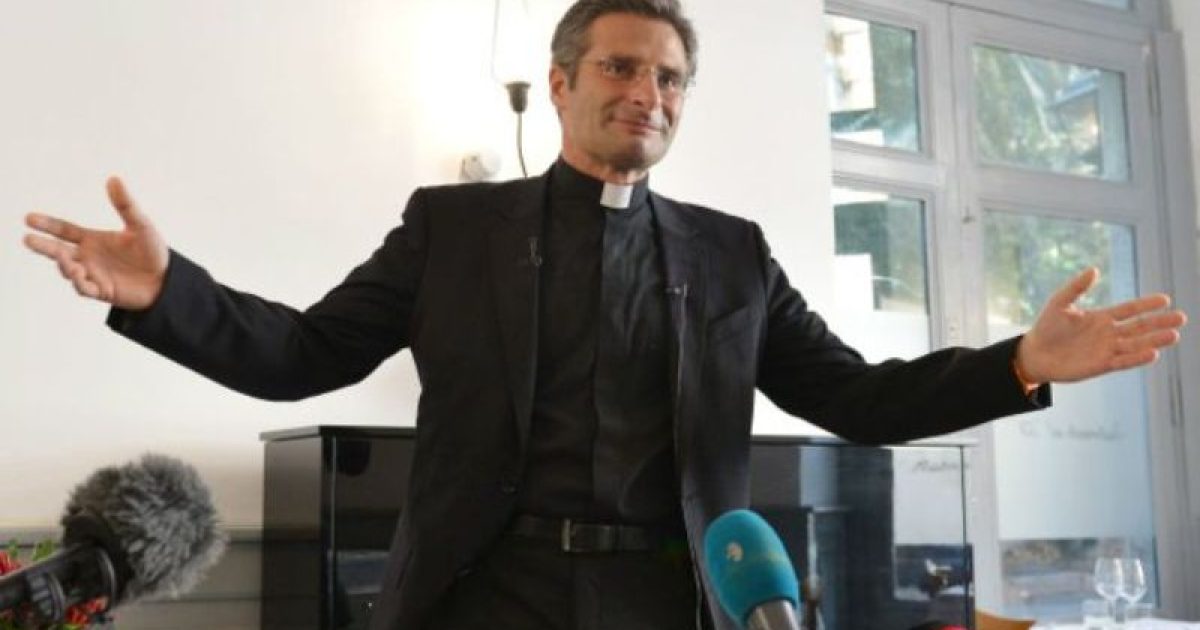 Padre diz que clero católico está "cheio de homossexuais" e tem ambiente "violentamente homofóbico". Foto: Reprodução/BBC Brasil