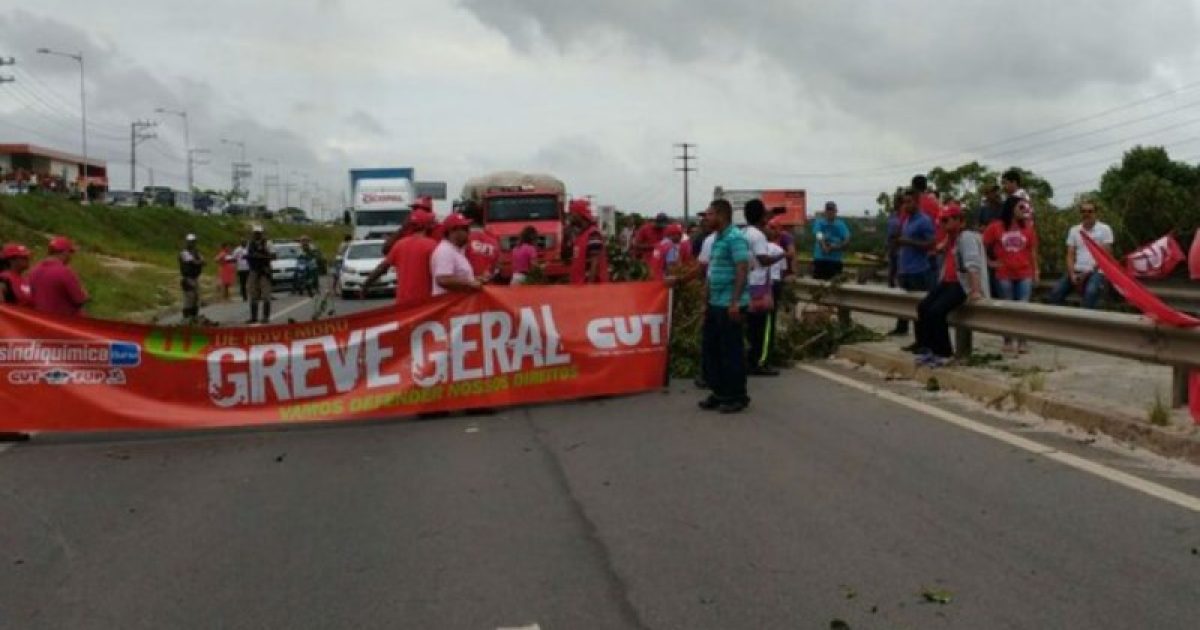 Protesto na BA-535 (Via Parafuso), em Camaçari (Foto: Juliana Cavalcante / TV Bahia)