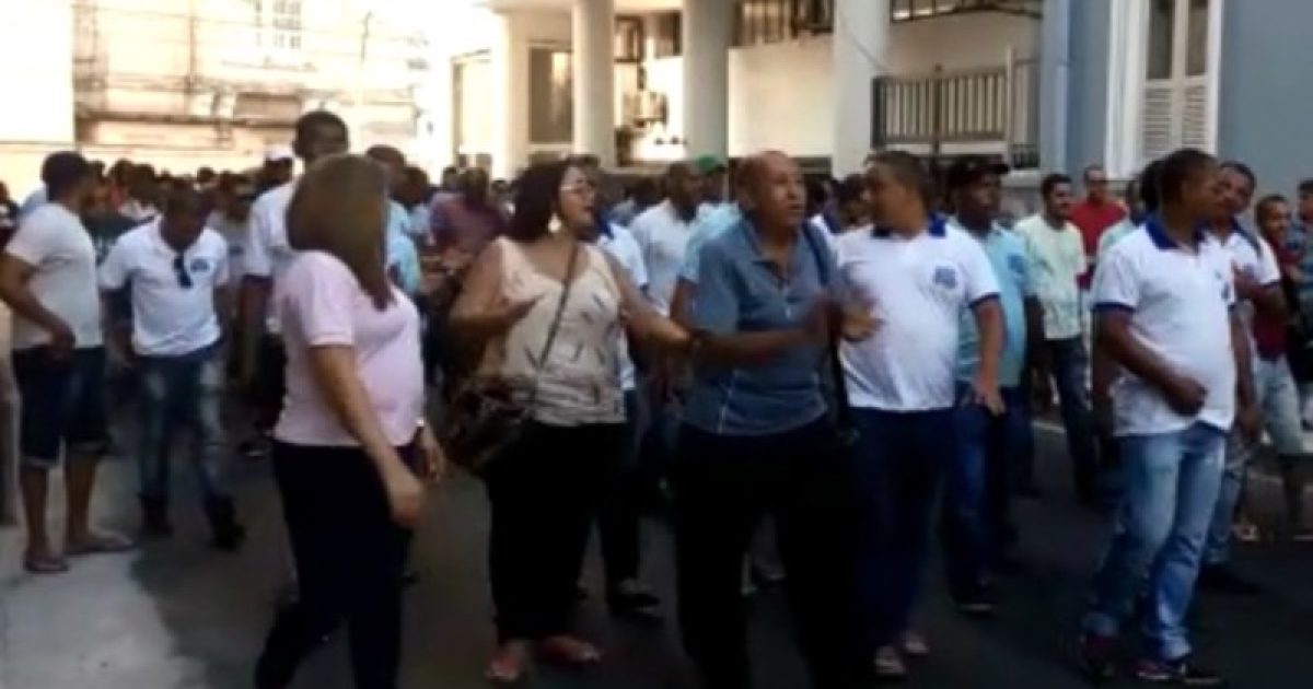 Em passeata no Centro de Salvador, policiais reivindicam reajuste salarial e melhores condições de trabalho (Foto: Divulgação)