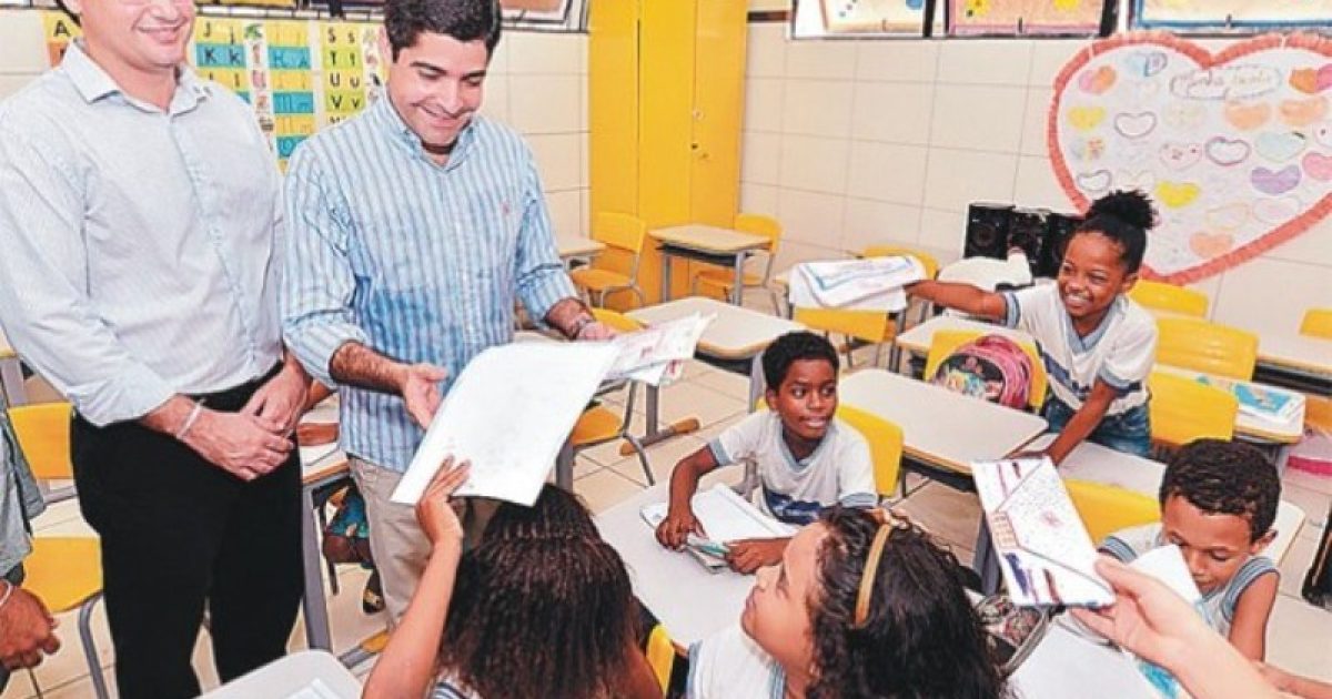 Secretário Guilherme Bellintani e o prefeito ACM Neto com alunos de escola em Cosme de Farias. Foto: Max Haack/Agecom