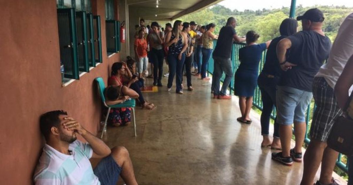 Parentes de funcionários da Vale reclamam de demora por notícias e informações desencontradas (Foto: Amanda Rossi/BBC Brasil)