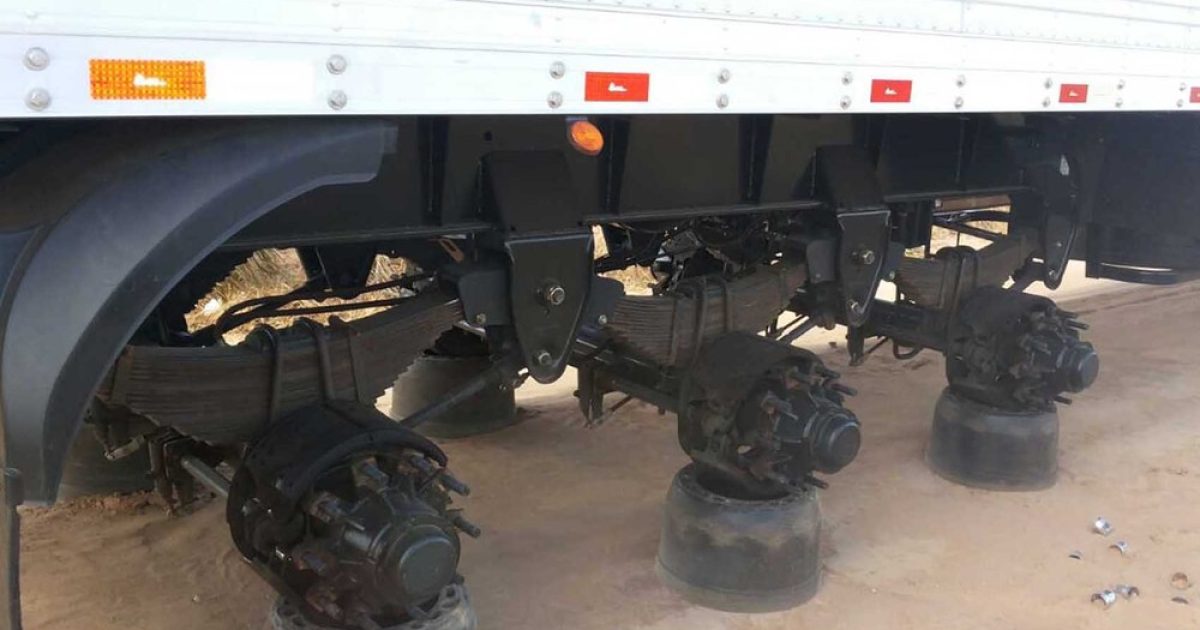 Os assaltantes levaram 23 pneus da carreta e cheques do caminhoneiro. (Foto: Blog Sigi Vilares)