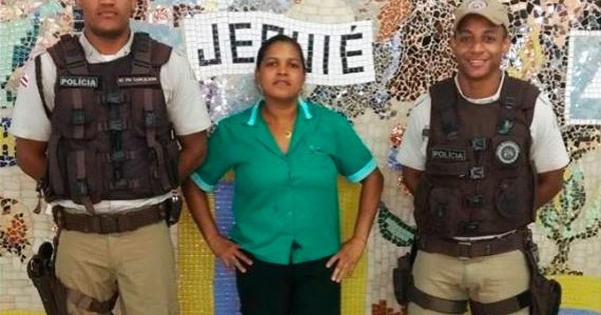 Policiais ajudaram a localizar dona do dinheiro na cidade de Jequié, região sudoeste da Bahia (Foto: Divulgação/PM)
