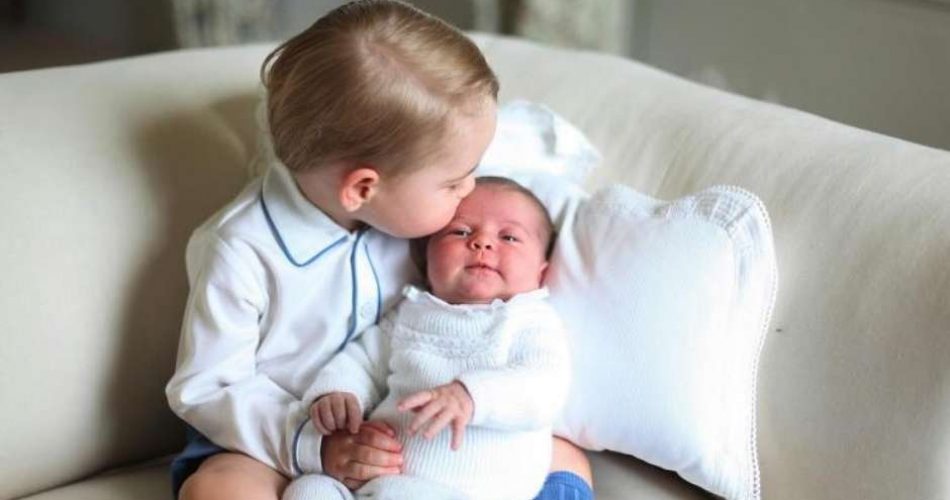 Na foto oficial divulgada poucos dias após o nascimento da princesa, seu irmão mais velho, o príncipe George, beija a pequena Charlotte. Foto: Reprodução/Twitter