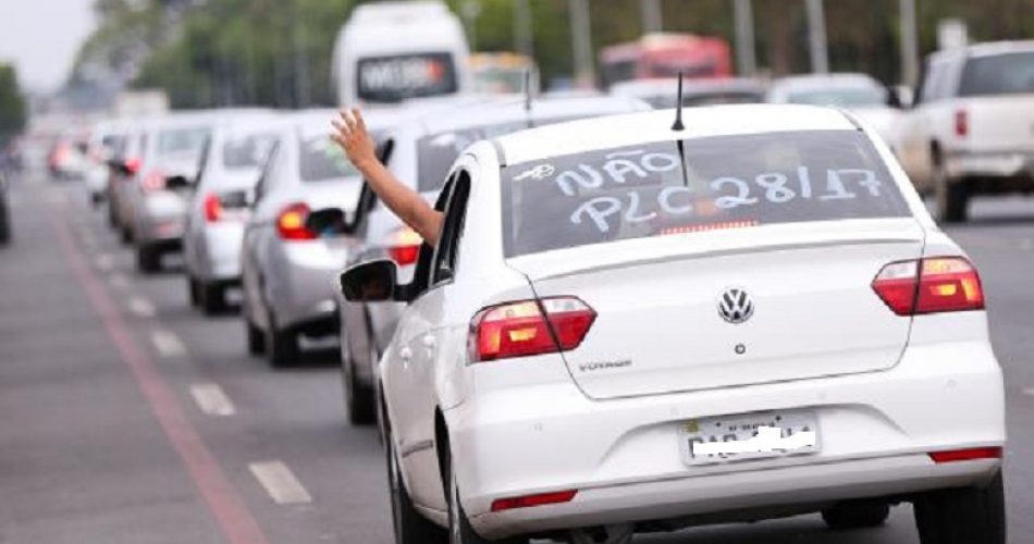Motoristas de aplicativos de todo o Brasil fazem buzinaço em frente ao Congresso Nacional em protesto contra projeto de lei que regulamenta aplicativos de transporte privado (Foto: Marcelo Camargo/Agência Brasil)