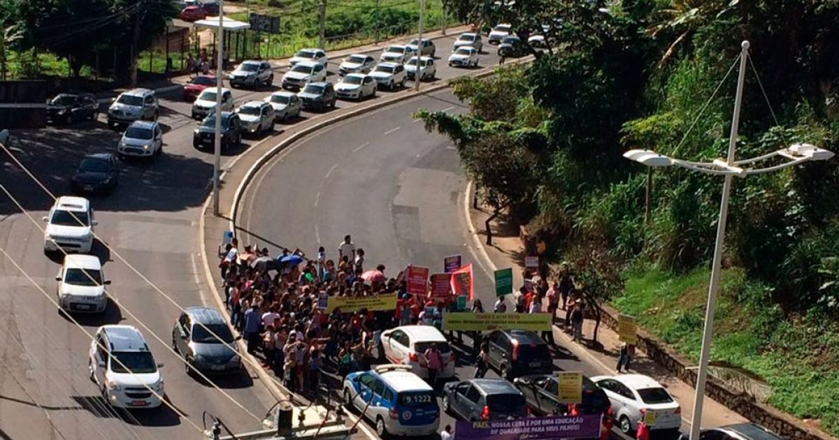 Os manifestantes seguem em direção ao Lucaia e bloqueiam os dois sentidos da via alternadamente (Foto: Ricardo Ishmael/TV Bahia)