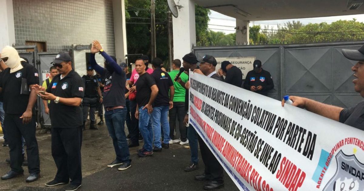 Agentes penitenciários terceirizados fazem manifestação no Complexo da Mata Escura, em Salvador (Foto: Almiro Júnior/Arquivo pessoal)