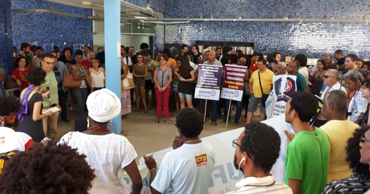 Professores e estudantes fizeram protesto contra ameaças (Foto: Jéssica Smetak/ TV Bahia)
