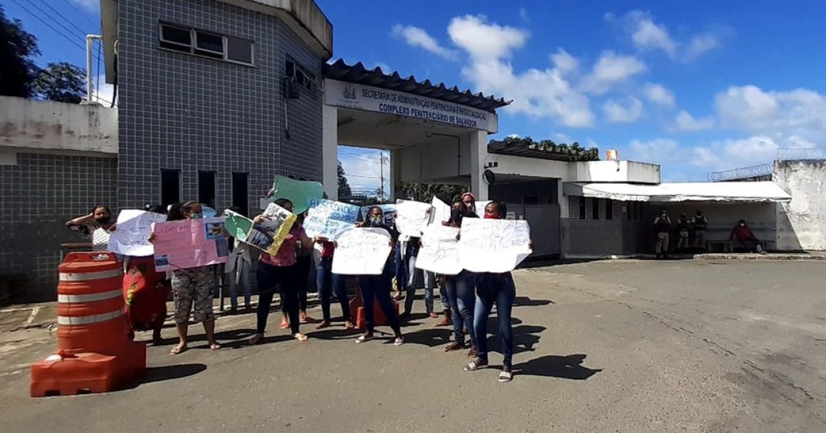 Um dos protestos de familiares em frente com Complexo penitenciário da Mata Escura, em Salvador. — Foto: Adriana Oliveira / TV Bahia