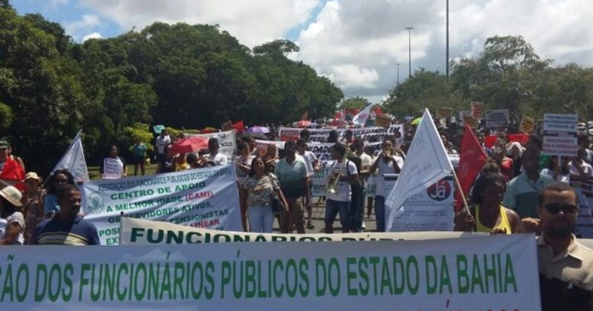 . Os trabalhadores reivindicam o pagamento do reajuste linear da categoria, retorno do adicional por insalubridade (Foto: Jéssica Smetak/TV Bahia)