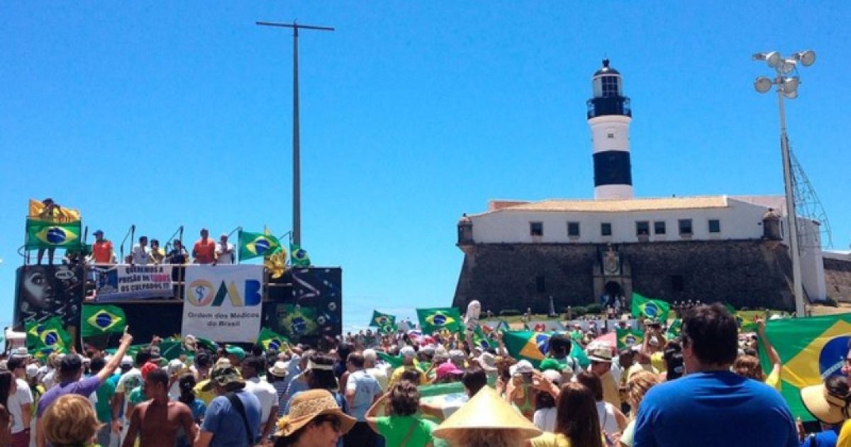 Protesto pede impeachment da presidente Dilma Rousseff no Farol da Barra, em Salvador (Foto: Juliana Almirante/G1)