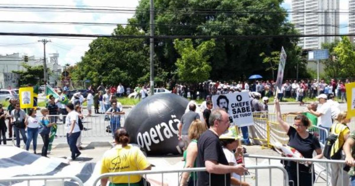 Grupo faz manifestação contra Lula em frente ao Fórum da Barra Funda. Foto: Daniel Mello/Agência Brasil