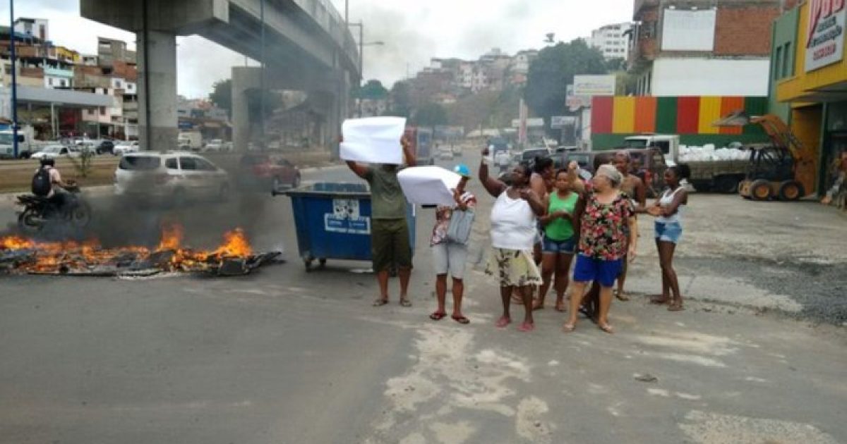 Após ligar para Coelba diversas vezes sem obter resposta efetiva, grupo decidiu fazer manifestação. Foto: Bruno Wendel/Correio