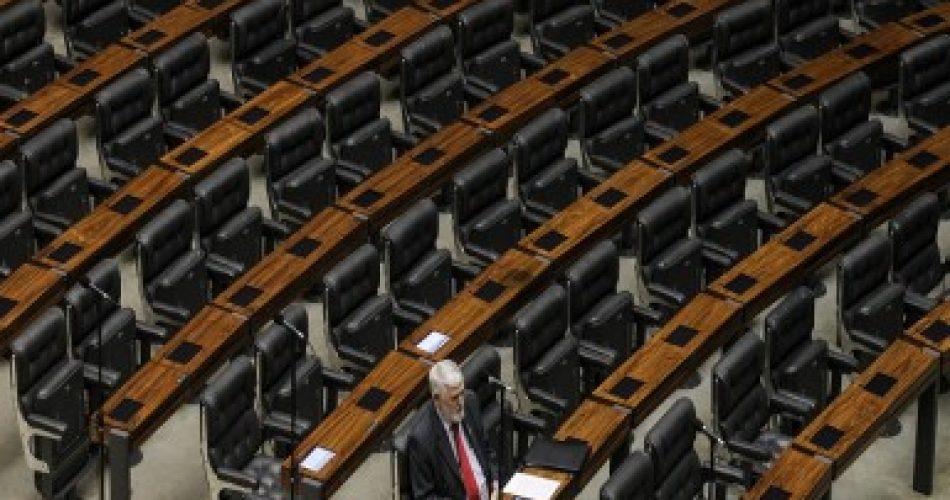 Luiz Couto (PT-PB) é visto sozinho no plenário da Câmara, durante sessão não deliberativa.  ( Foto: Dida Sampaio/Estadão)