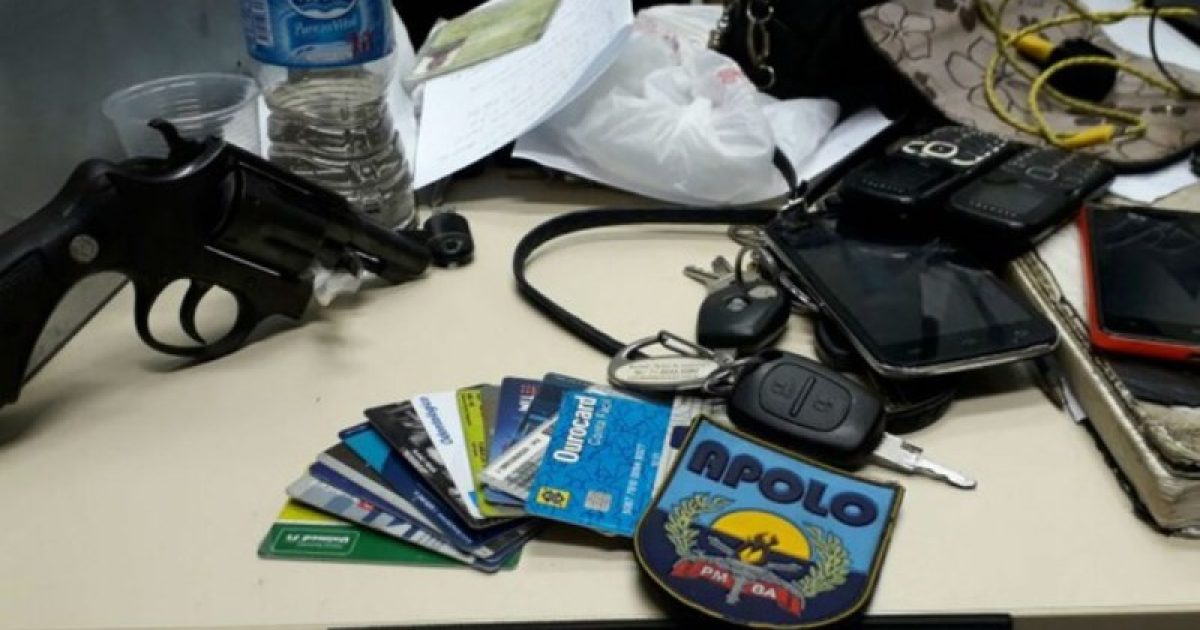 Polícia disse ter encontrado arma, chaves, celulares e cartões de crédito com suspeitos (Foto: Dviulgação/SSP-BA)