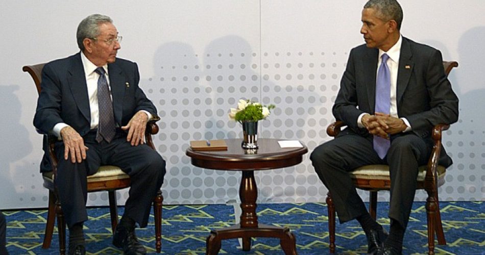 O presidente dos Estados Unidos, Barack Obama, e o líder cubano, Raúl Castro durante encontro em abril. Foto: Divulgação/VII Cumbre de Las Américas