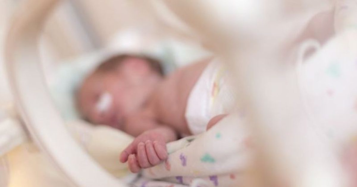 Bebês que são prematuros extremos são os mais vulneráveis aos vírus que causam bronquiolite e devem receber o medicamento contra o VSR (Foto: Reprodução/BBC)