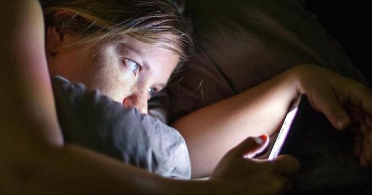 Usar o celular nos 30 minutos antes de dormir pode ser prenúncio de uma noite mal dormida, diz pesquisa (Foto: Alamy)