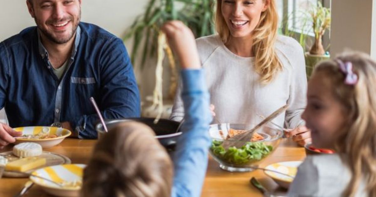 Pratos pouco elaborados e conversas divertidas muitas vezes já bastam para uma boa refeição em família (Foto: Getty Images)