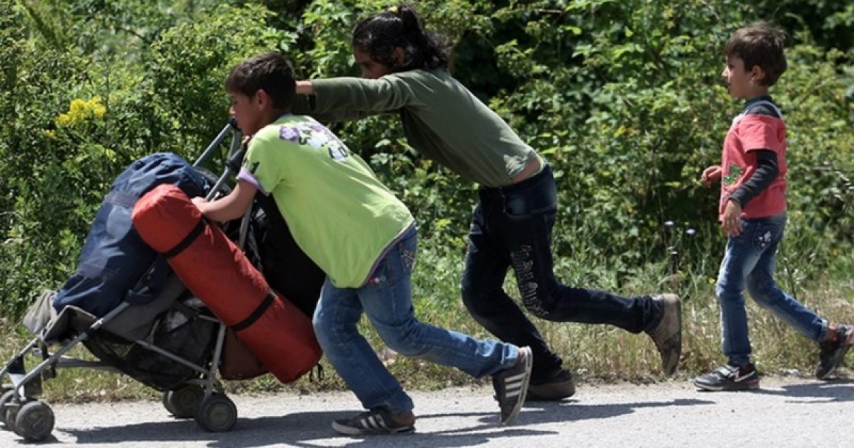Menores desacompanhados na fronteira greco-macedônia (Foto: Getty Images/AFP/S. Mitrolidis/Reprodução/ Deutsche Welle)