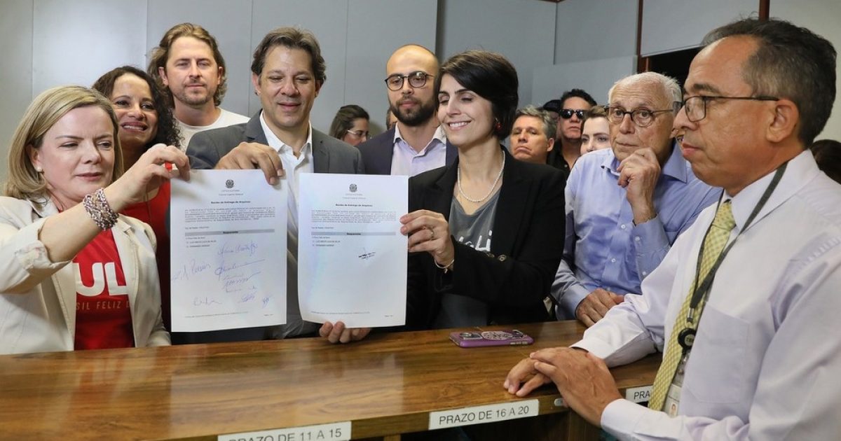 Gleisi Hoffmann (presidente do PT), Fernando Haddad e Manuela D'Ávila exibem registro da candidatura de Lula entregue ao TSE (Foto: Nelson Jr./ASCOM/TSE )