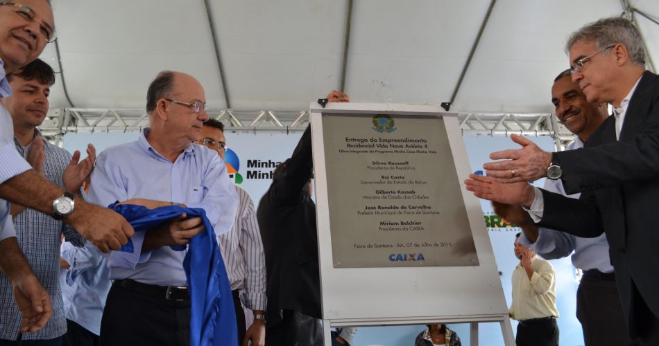 Autoridades descerram a placa de inauguração do Vida Nova Aviário 4. Foto: Olá Bahia