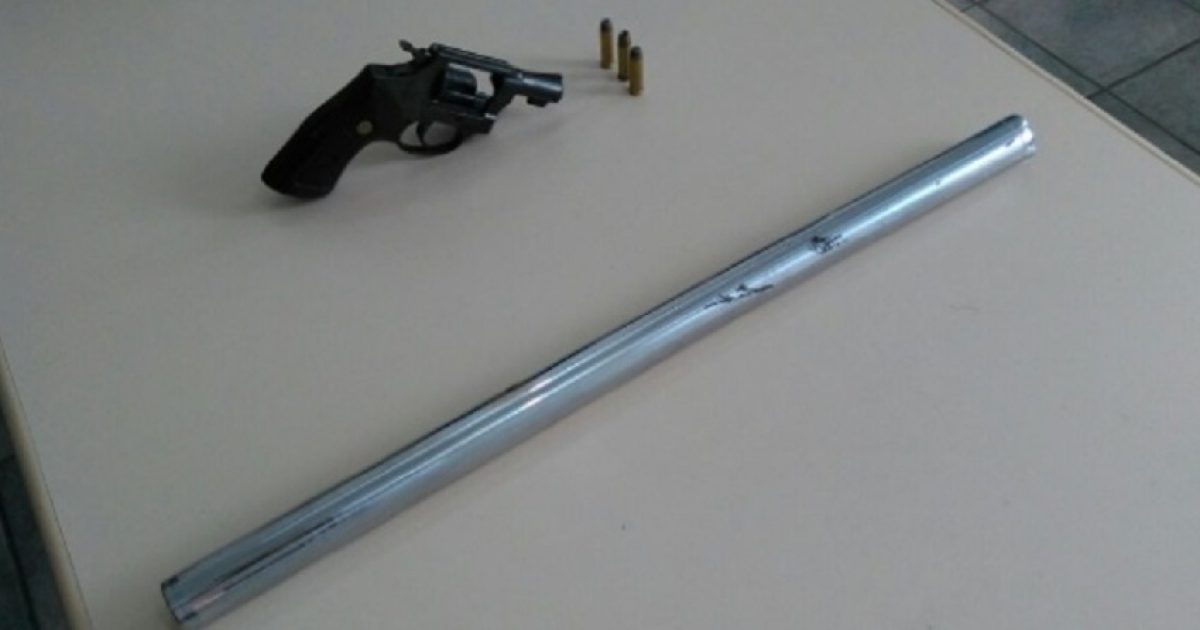 Revólver calibre 38 e barra de ferro foram apreendidos com integrantes da Bamor, suspeitos de atirarem em torcedor do Vitória (Foto: Divulgação/SSP-BA)